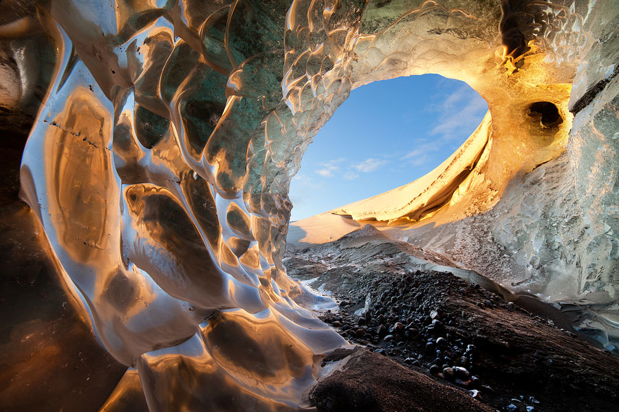 breathtaking-views-glacier-caves-iceland-01