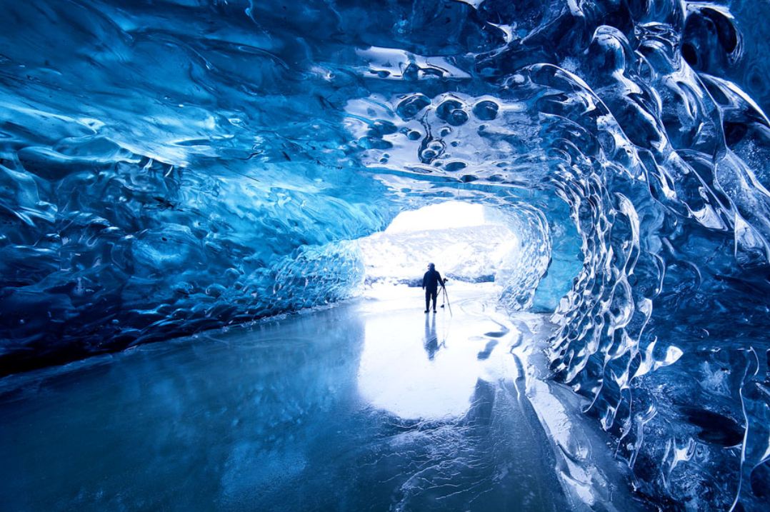 breathtaking-views-glacier-caves-iceland