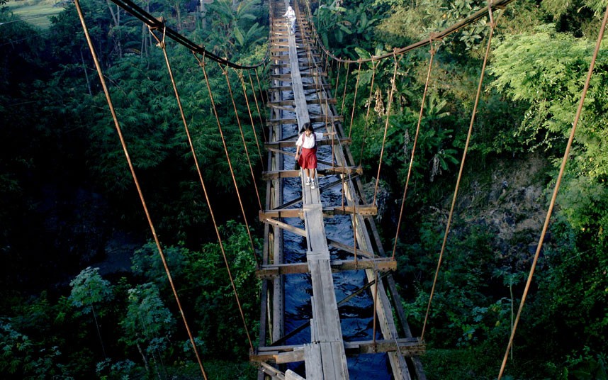 children-java-indonesia-aqueduct-01