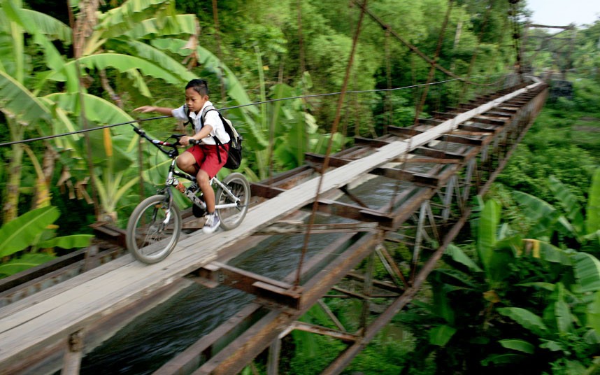 children-java-indonesia-aqueduct-02