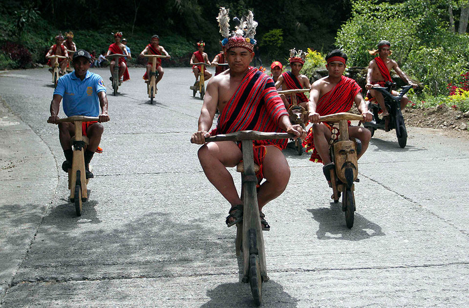 banaue-philippines-wooden-scooters-07
