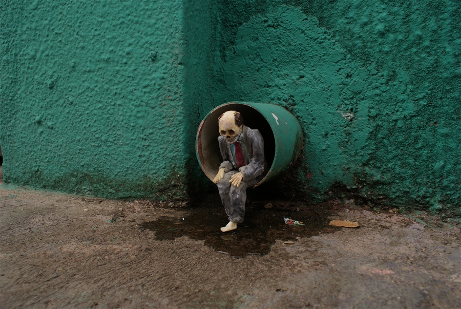 cement-eclipses-isaac-cordal-03