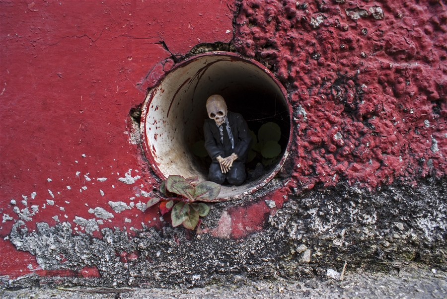 cement-eclipses-isaac-cordal-04