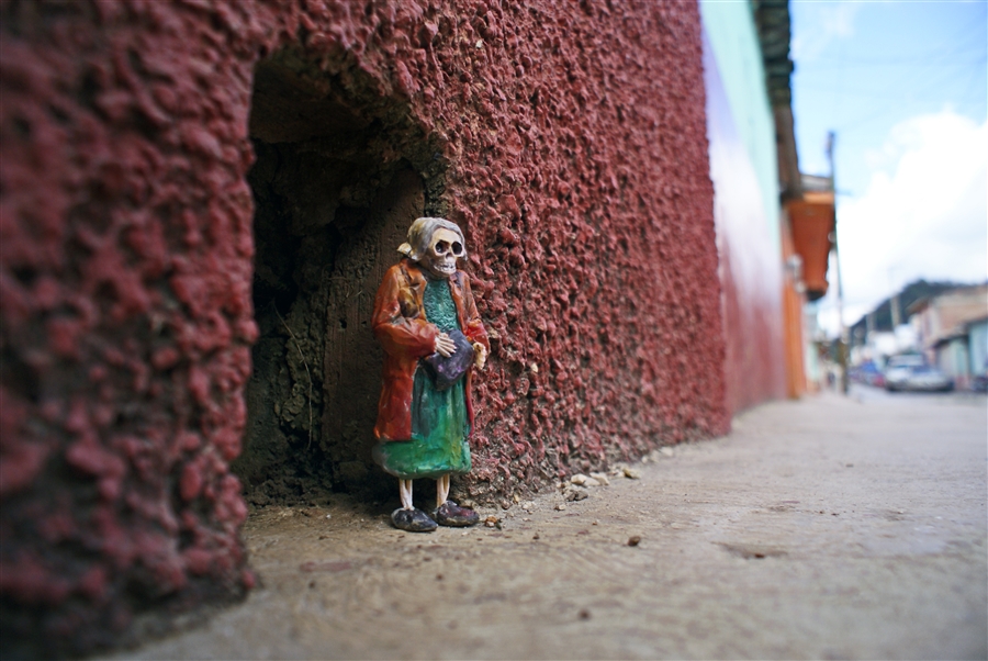cement-eclipses-isaac-cordal-08