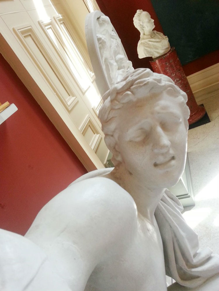 statue-selfies-1