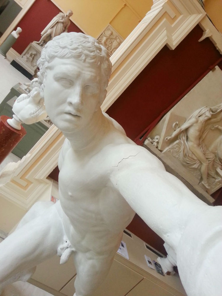 statue-selfies-3