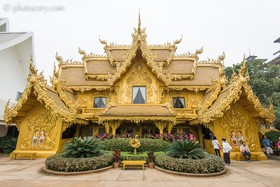golden-toilet-white-temple