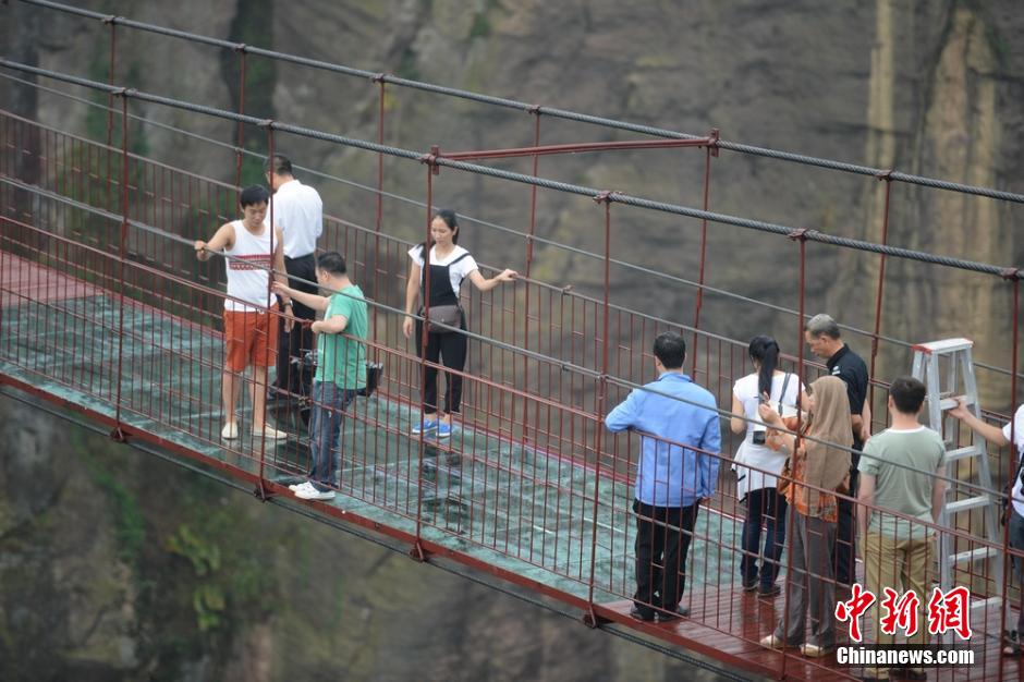 glass-bottomed-bridge-pingjiang-county-09