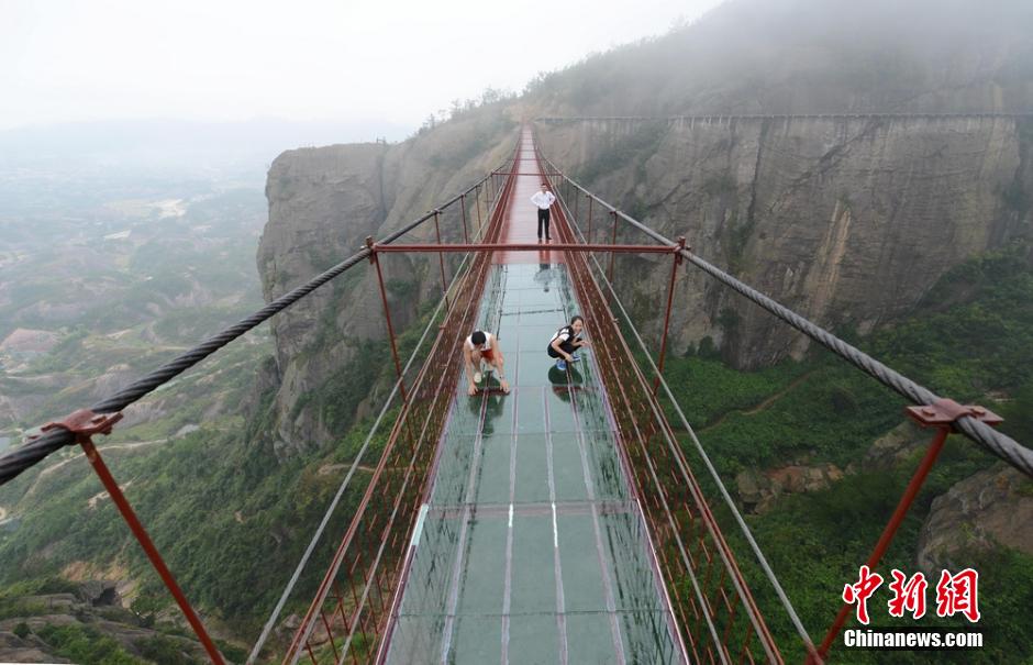 glass-bottomed-bridge-pingjiang-county-10