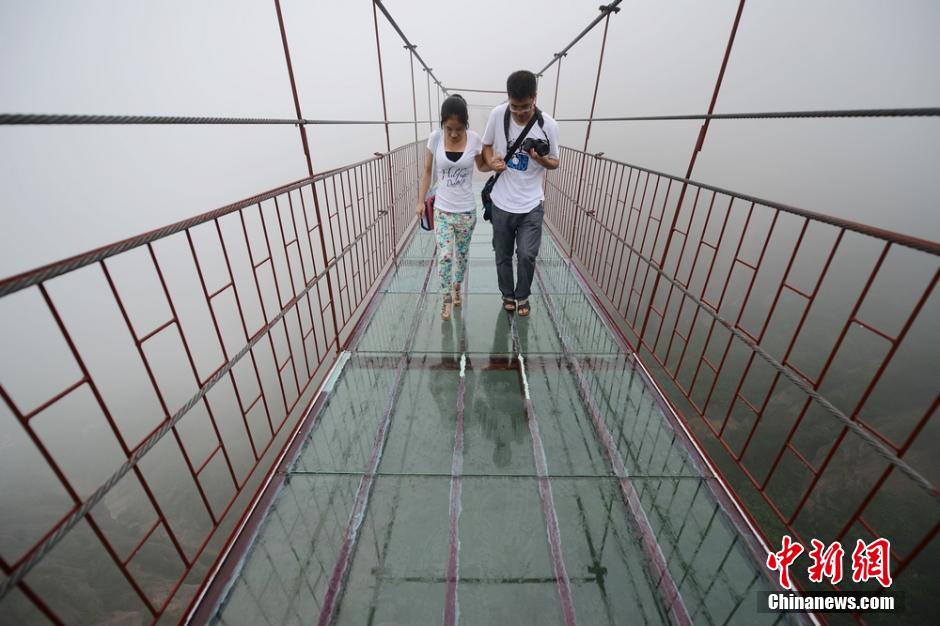 glass-bottomed-bridge-pingjiang-county-11