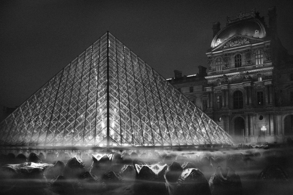 golem13-Monstres-aliens-Louvre-Pyramide