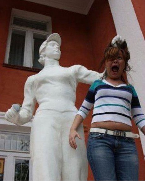 people-and-statues-09
