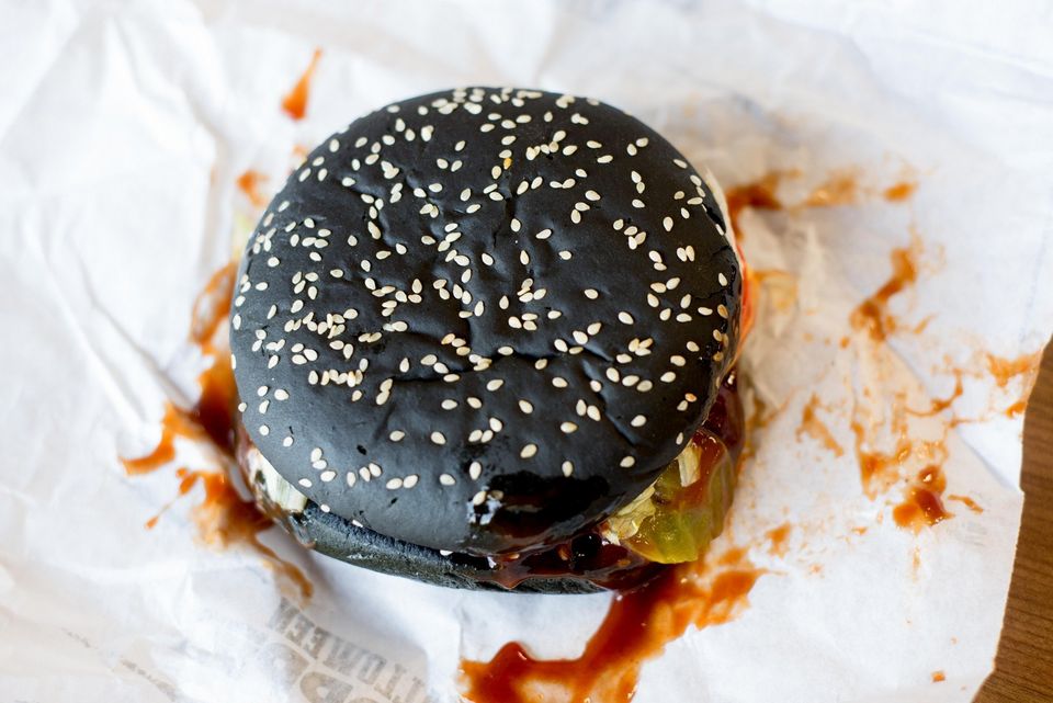 halloween-black-burger-burger-king-01