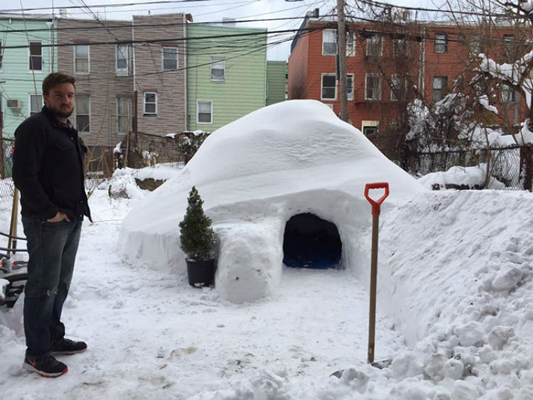 Patrick-Horton-builds-igloo-airbnb-brooklyn-new-york-blizzard-2016-08jpg